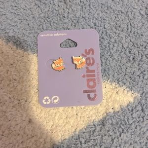 These are the CUTEST little fox earrings! Great for girls that like jewelry.🦊